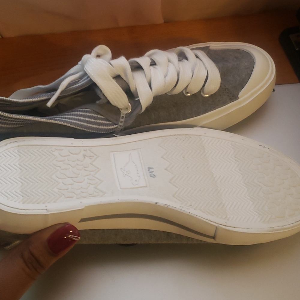 Shoe - Picture 3 of 3